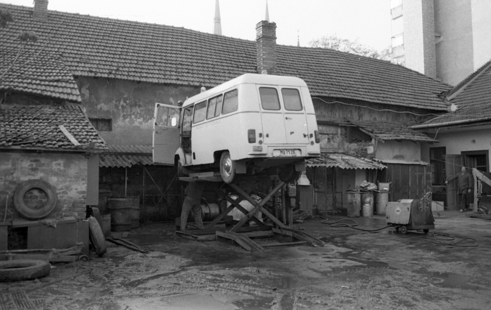 Hungary, Békéscsaba, Derkovits sor, az Országos Mentőszolgálat állomása., 1985, Urbán Tamás, Nysa-brand, ambulance, number plate, ambulance station, car repair, Fortepan #124497