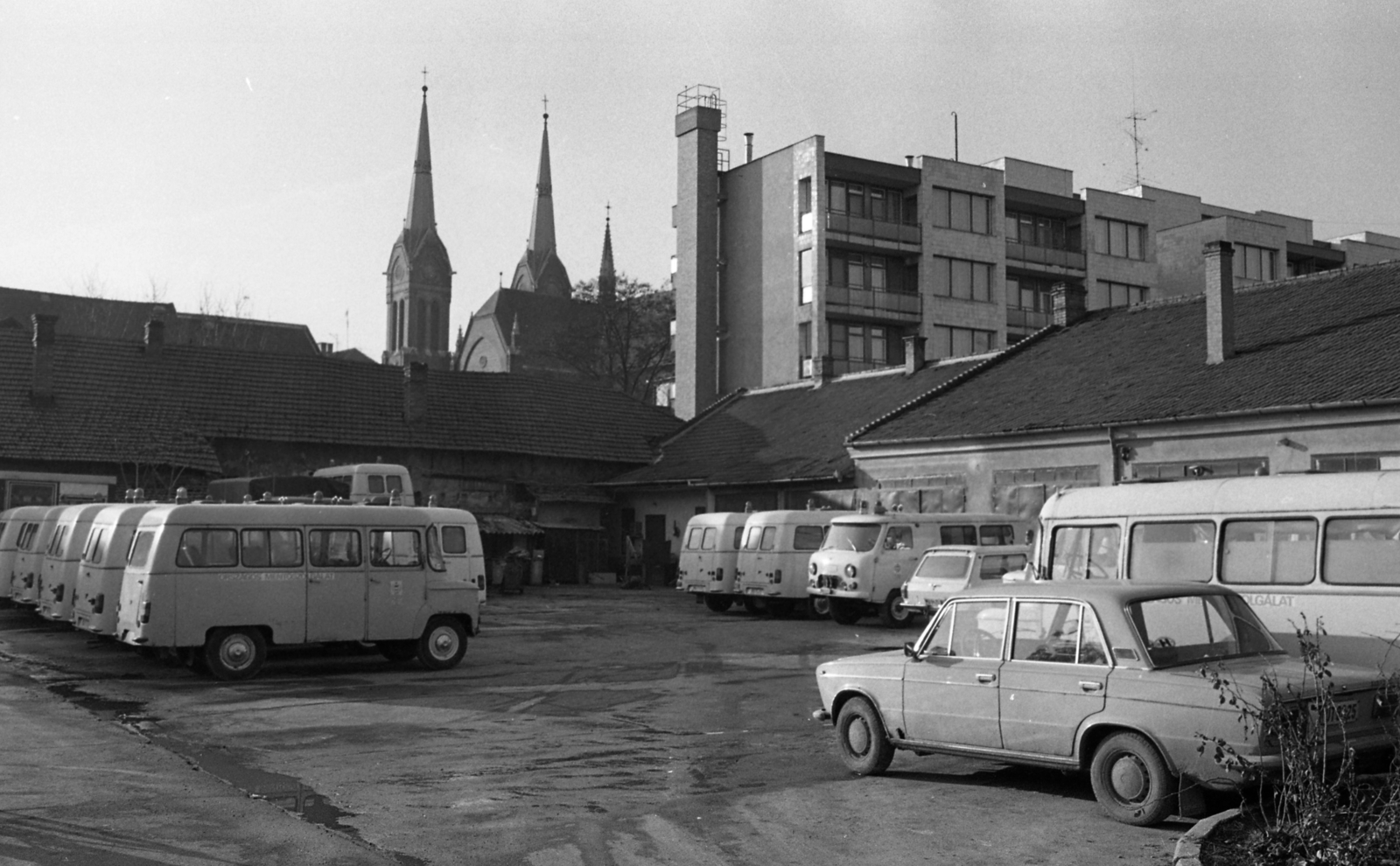 Hungary, Békéscsaba, Derkovits sor, az Országos Mentőszolgálat állomása, háttérben a Páduai Szent Antal-templom., 1985, Urbán Tamás, church, Catholic Church, Neo-Gothic-style, number plate, ambulance station, Antal Hofhauser-design, Fortepan #124500