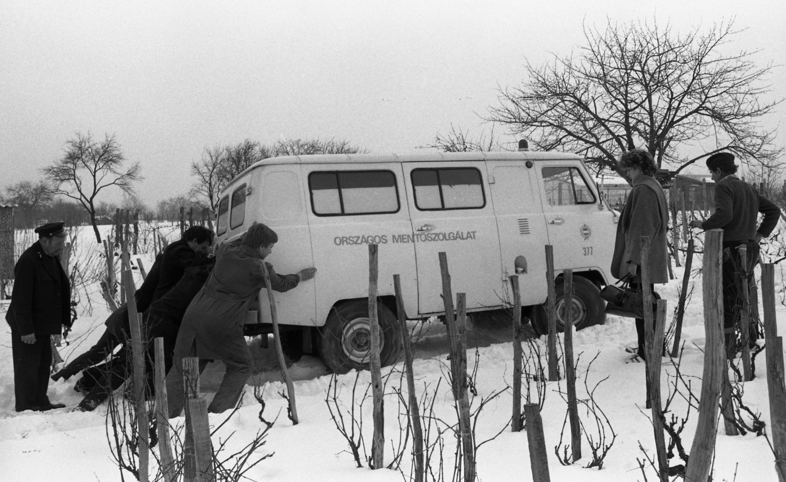 Hungary, 1985, Urbán Tamás, winter, snow, UAZ-brand, ambulance, Fortepan #124505