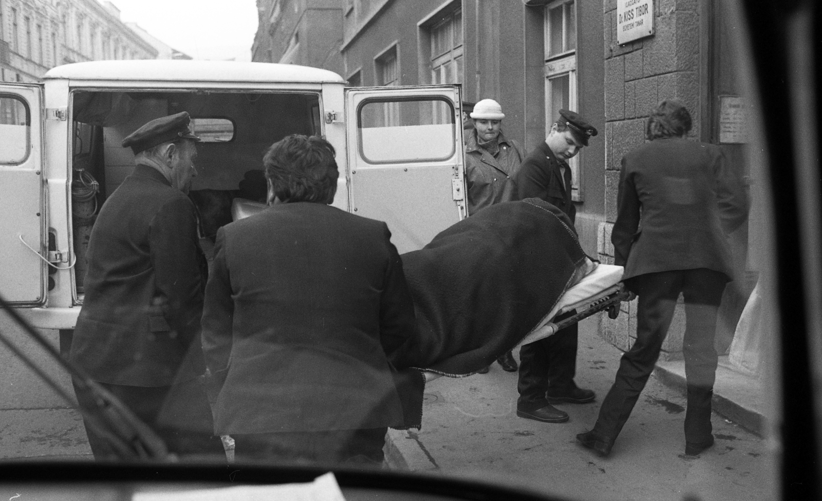 Hungary, Pécs, Irgalmasok utcája (Bem utca) a Széchenyi tér felé nézve. Jobbra a POTE II. sz. Sebészeti Klinika (később Pécsi Irgalmasrendi Kórház)., 1985, Urbán Tamás, medical institution, UAZ-brand, ambulance, barrow, ambulance nurse, Fortepan #124509