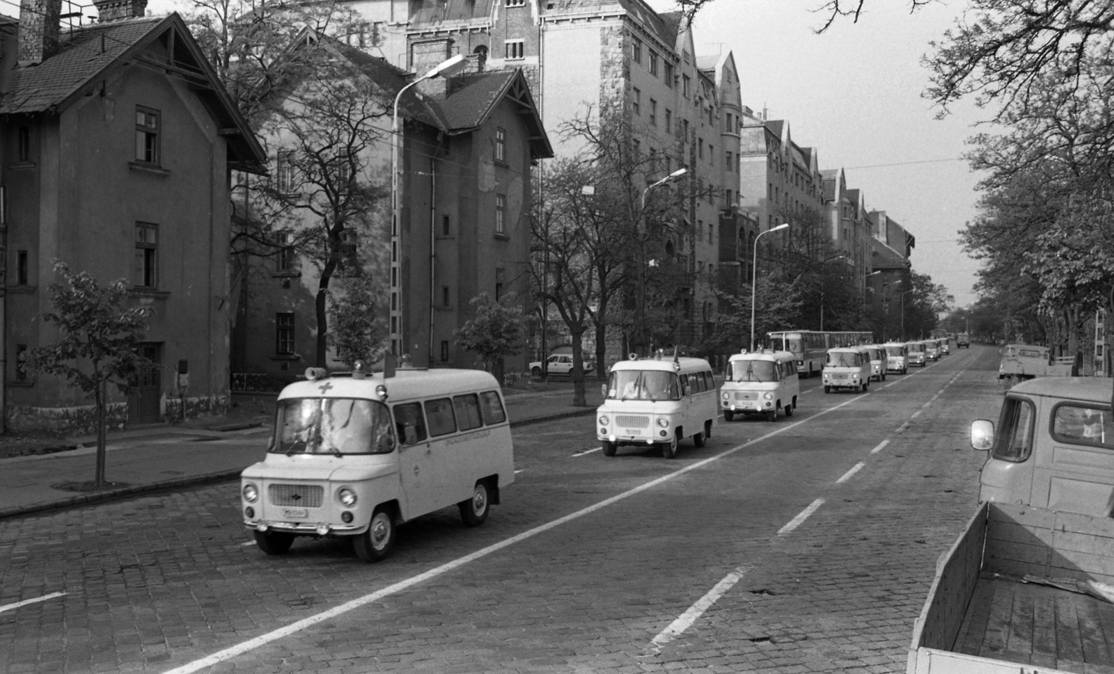 Magyarország, Budapest VI., Podmaniczky (Rudas László) utca, balra a Munkácsy Mihály utca., 1985, Urbán Tamás, baleset, Nysa-márka, mentőautó, rendszám, Nysa 522, Budapest, Fortepan #124517