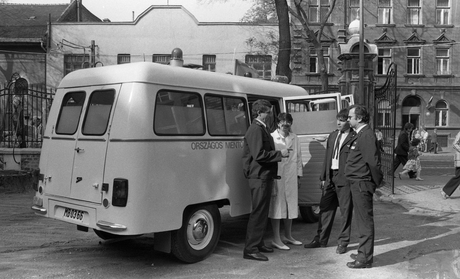 Hungary, Budapest XIV., Dózsa György út 25., a Károli Gáspár Református Egyetem Bölcsészettudományi Kar udvara. Mentősök készenlétben a május 1-i felvonuláskor., 1985, Urbán Tamás, Nysa-brand, ambulance, Budapest, Fortepan #124518