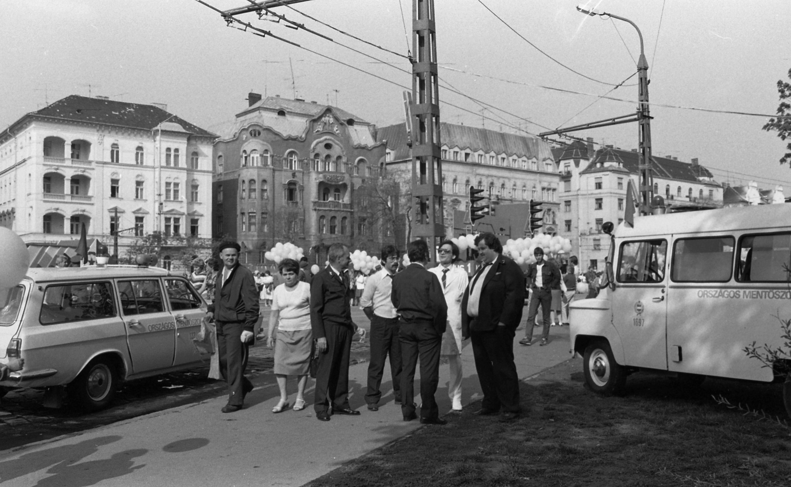 Hungary, Budapest VII.,Budapest XIV., Ötvenhatosok tere (Felvonulási tér) az Ajtósi Dürer sor irányából nézve, szemben a Dózsa György út házai., 1985, Urbán Tamás, GAZ-brand, Nysa-brand, ambulance, Budapest, Fortepan #124519