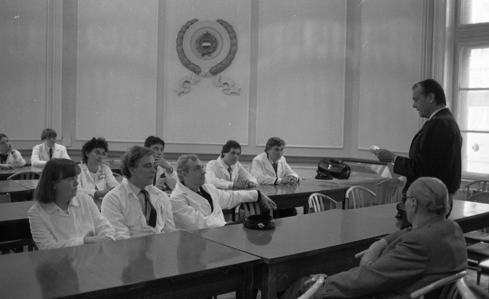 Hungary, Budapest V., Markó utca 22., az Országos Mentőszolgálat központja, díszterem. Beszédet mond dr. Andics László az OMSZ vezető főorvosa., 1985, Urbán Tamás, crest, Kádár-crest, ambulance station, ambulance officer, National Ambulance Service, Fortepan #124520
