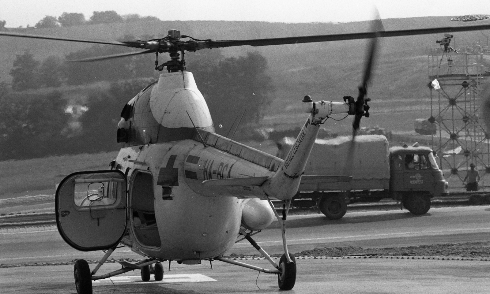 Hungary, Hungaroring, Mogyoród, az Országos Mentőszolgálat mentőhelikoptere., 1986, Urbán Tamás, helicopter, Mil-brand, Fortepan #124537