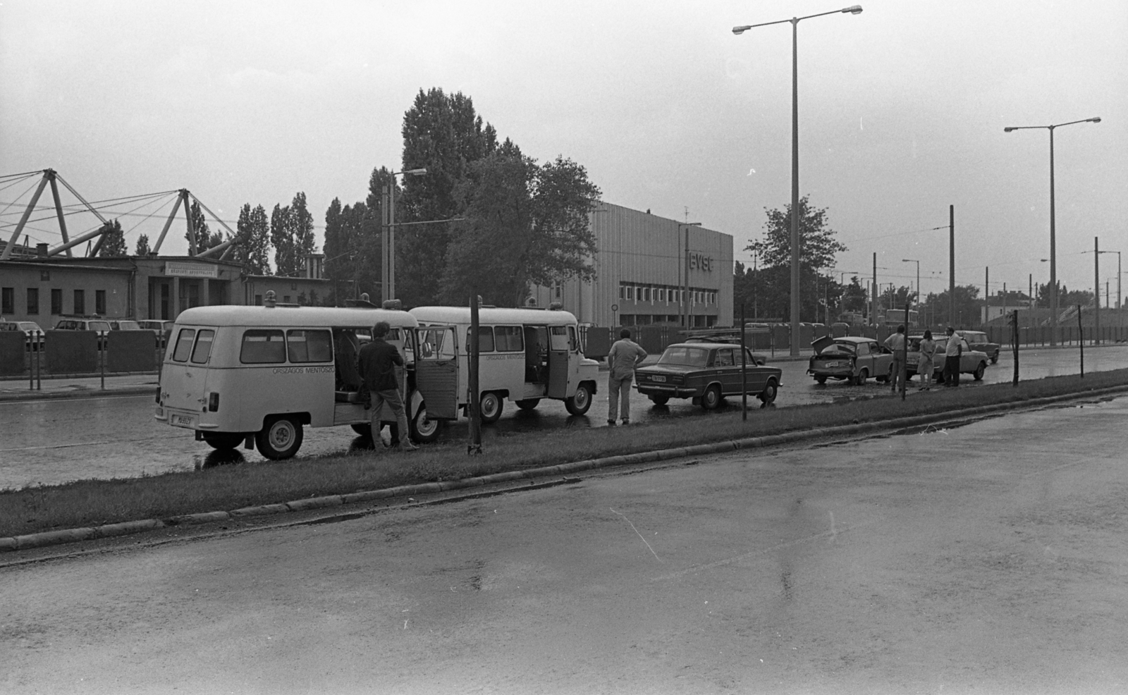 Hungary, Budapest XIV., Kacsóh Pongrác út, az M3-as autópálya bevezető szakasza. Háttérben a BVSC sporttelepe., 1985, Urbán Tamás, Nysa-brand, ambulance, Budapest, Fortepan #124541