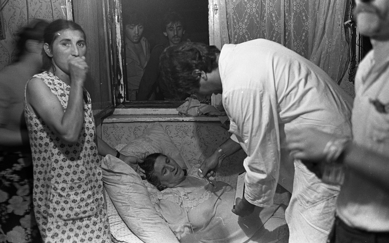 Hungary, 1985, Urbán Tamás, gypsy, physical examination, patient care, ambulance officer, National Ambulance Service, Fortepan #124544