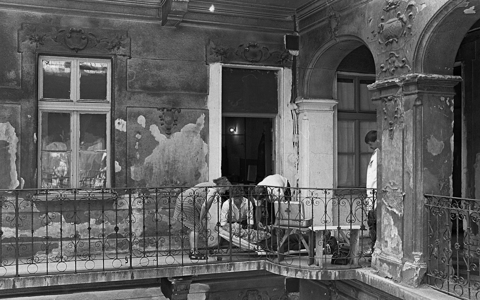 Hungary, 1985, Urbán Tamás, courtyard balcony, pillar, first aid, patient care, Fortepan #124550