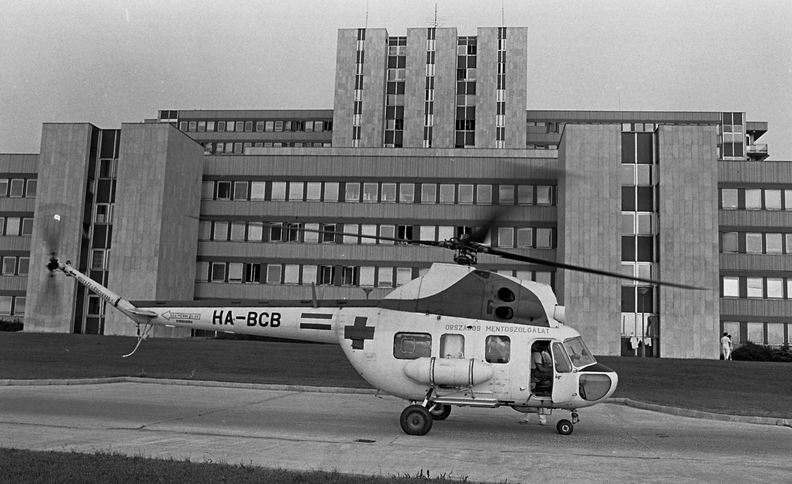 Hungary, Budapest XX., Jahn Ferenc Dél-pesti Kórház és Rendelőintézet, az Országos Mentőszolgálat mentőhelikoptere., 1986, Urbán Tamás, helicopter, Mil-brand, Budapest, Fortepan #124552