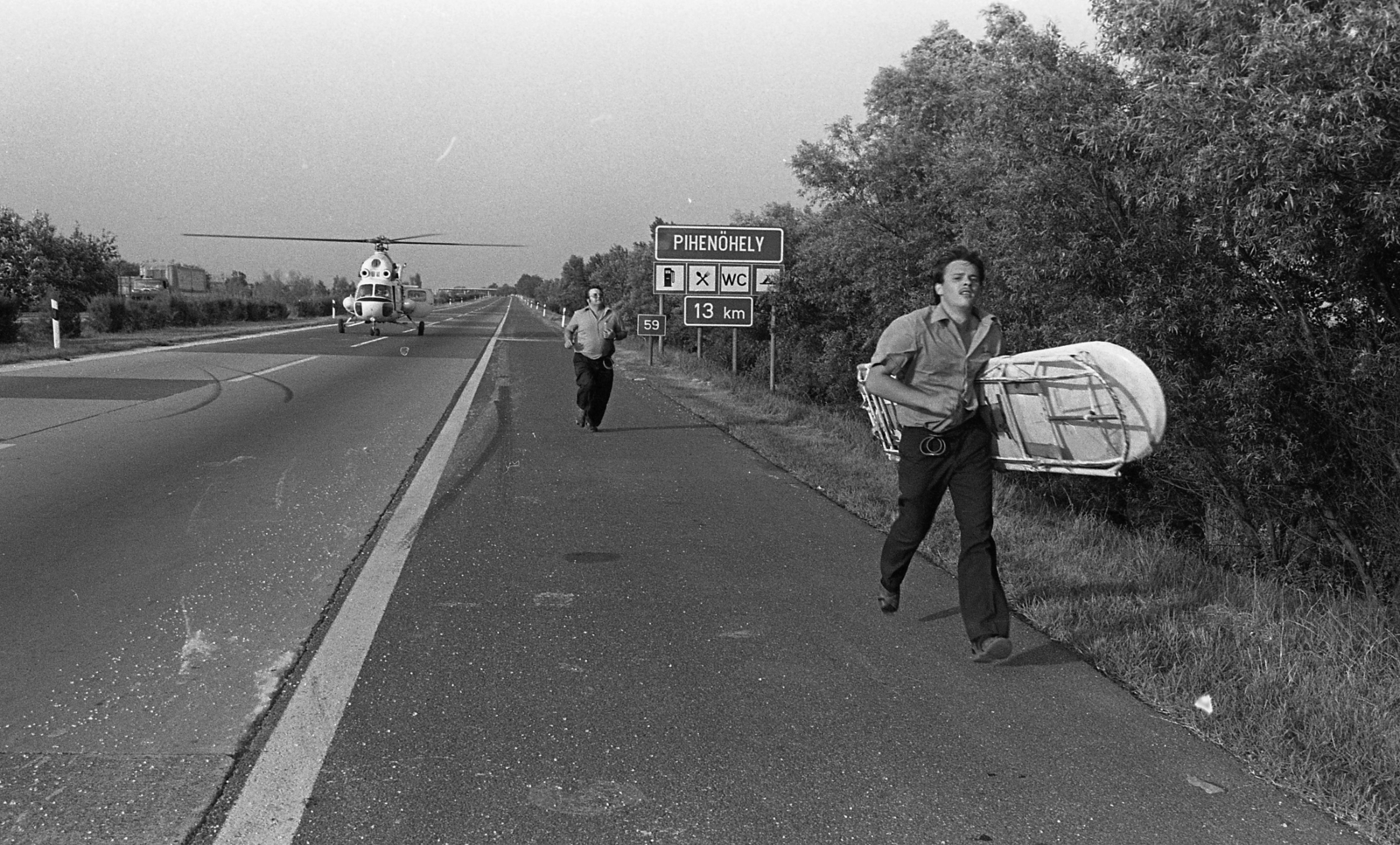 Hungary, az Országos Mentőszolgálat mentőhelikoptere az M7-es autópálya 59-es km-nél., 1986, Urbán Tamás, helicopter, Fortepan #124556