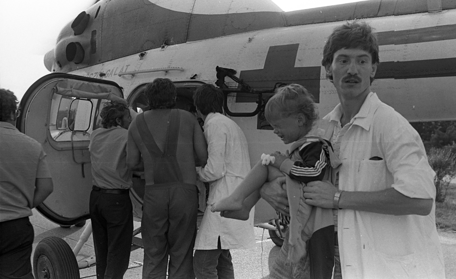 Magyarország, az Országos Mentőszolgálat mentőhelikoptere az M7-es autópálya 59-es km-nél., 1986, Urbán Tamás, helikopter, Fortepan #124559