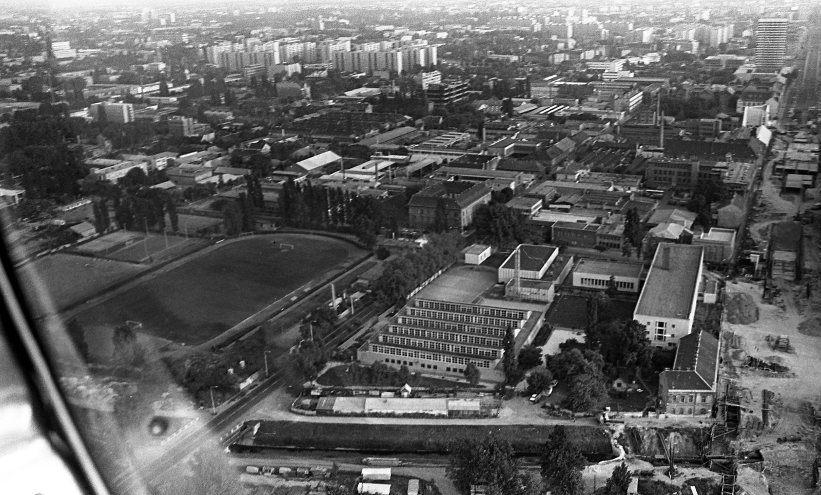 Hungary, Budapest XIII., légifotó, balra a Rozsnyai utca - Lomb (Vágó Béla) utca sarkán a Láng Vasas sporttelep. Előtérben a Rákos-patak, jobb szélen a Váci út és a metróépítés látszik., 1986, Urbán Tamás, aerial photo, Budapest, Fortepan #124563