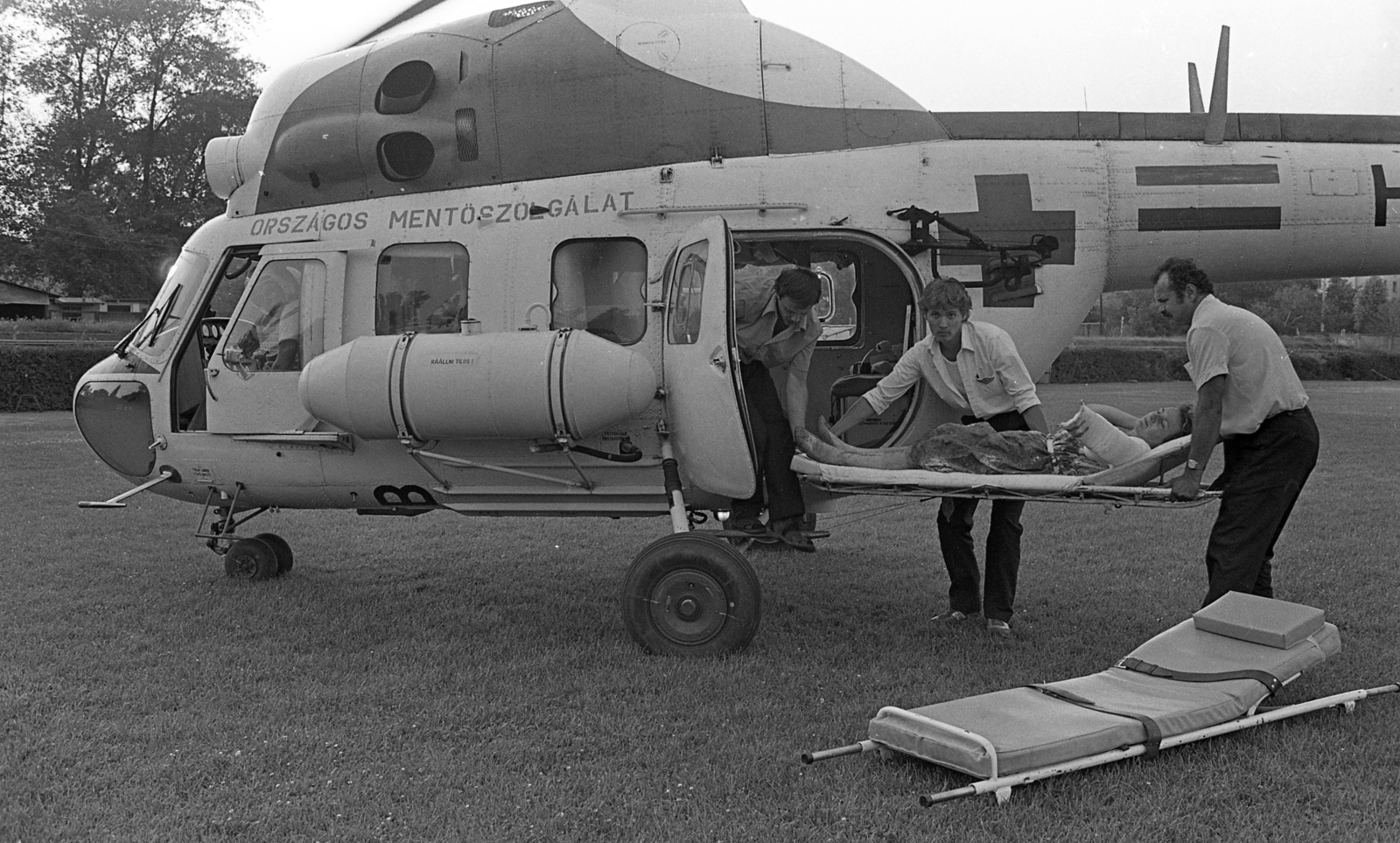 Hungary, Budapest XIII., Lomb (Vágó Béla) utca - Rozsnyai utca sarok, Láng Vasas sporttelep. Az Országos Mentőszolgálat mentőhelikoptere., 1986, Urbán Tamás, helicopter, Mil-brand, Budapest, patient transfer, Fortepan #124567