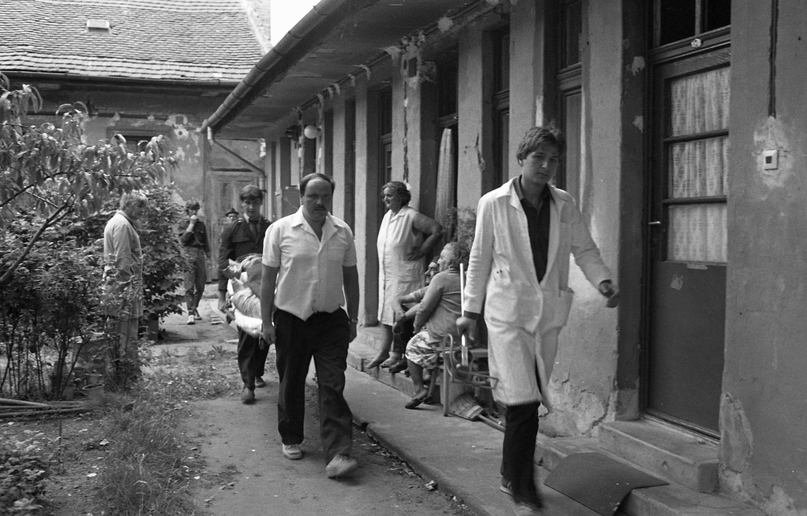 Hungary, Budapest XIV., a Bíbor utca 13. számű ház udvara., 1986, Urbán Tamás, Budapest, inner courtyard, ambulance driver, vacuum mattress, ambulance nurse, patient care, suction catheter, Fortepan #124570