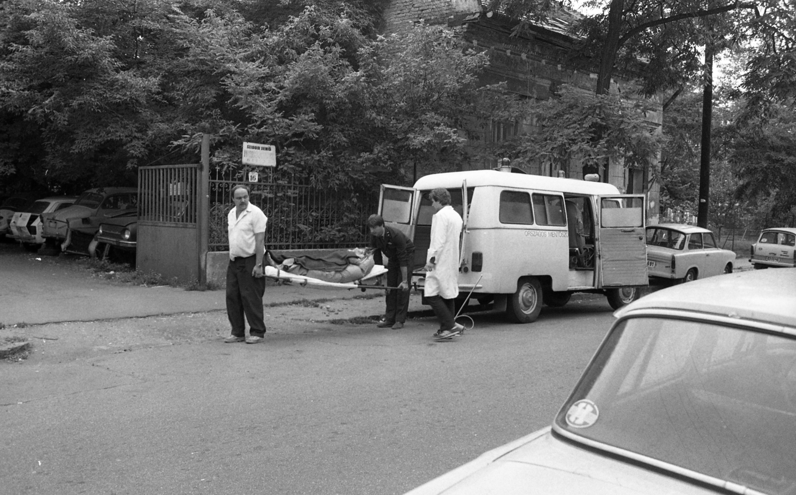 Magyarország, Budapest XIV., Bíbor utca,  a felvétel a 16. szám alatti karosszérialakatos műhely előtt készült., 1986, Urbán Tamás, Nysa-márka, mentőautó, Nysa 522, Budapest, mentő gépkocsivezető, vákuum matrac, mentőápoló, betegellátás, leszivó katéter, Fortepan #124571