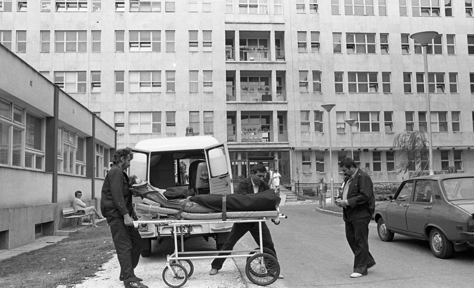 Hungary, Veszprém, Megyei Kórház (később Csolnoky Ferenc Kórház)., 1986, Urbán Tamás, Dacia-brand, ambulance, barrow, vacuum mattress, ambulance nurse, Fortepan #124572