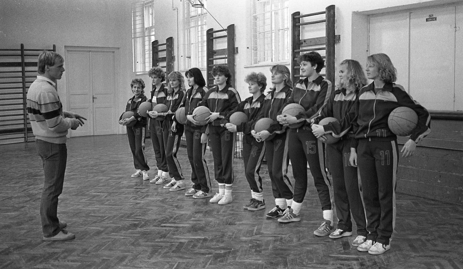 Hungary, Baja, a Tóth Kálmán Gimnázium és Vízügyi Szakközépiskola (később Szent László Általános Művelődési Központ) tornaterme., 1980, Urbán Tamás, wall-bars, basketball, Fortepan #124581
