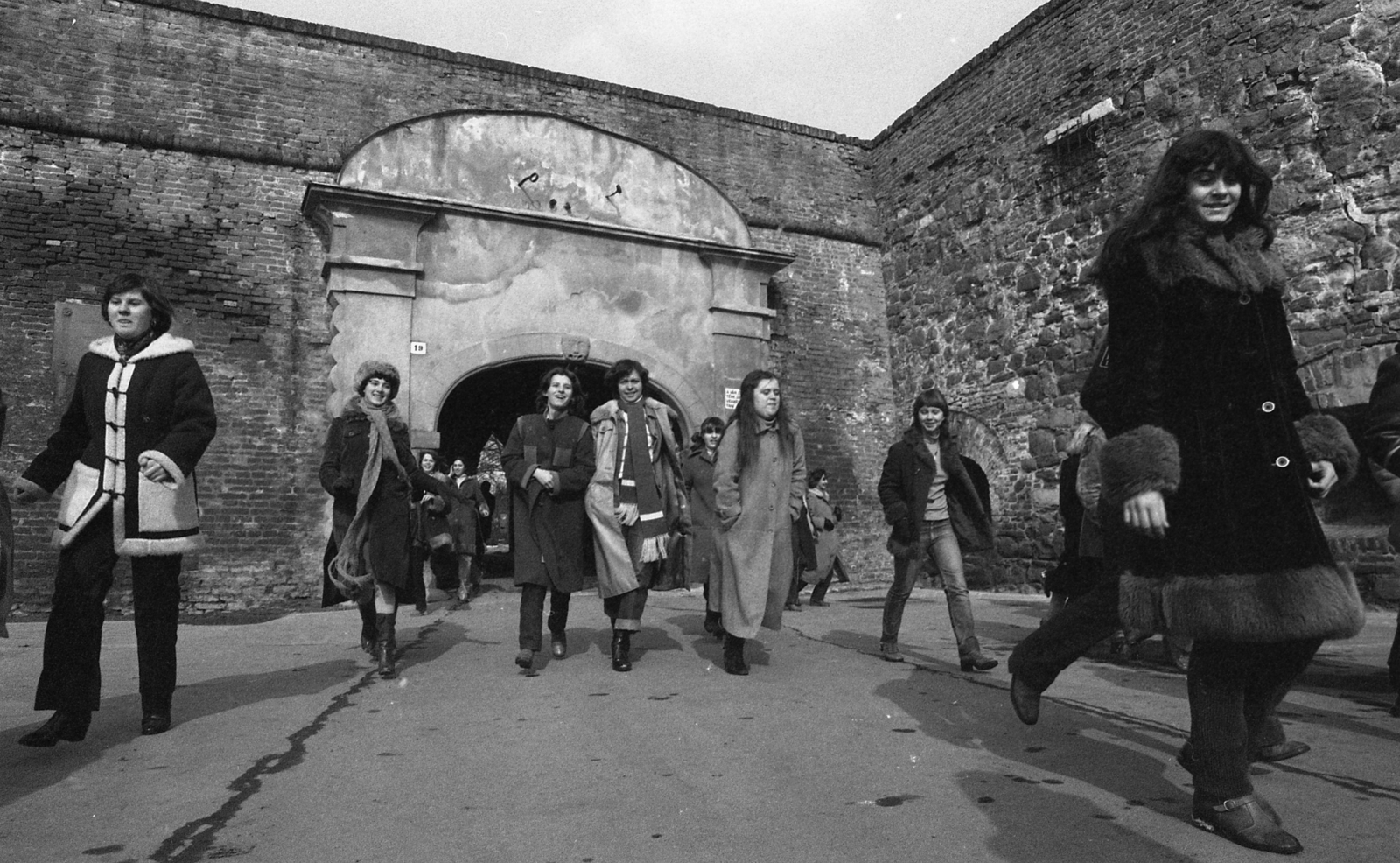 Hungary, Szigetvár, a helyi Zrínyi Miklós Gimnázium tanulóinak egy csoportja a vár főkapujánál., 1981, Urbán Tamás, Fortepan #124588