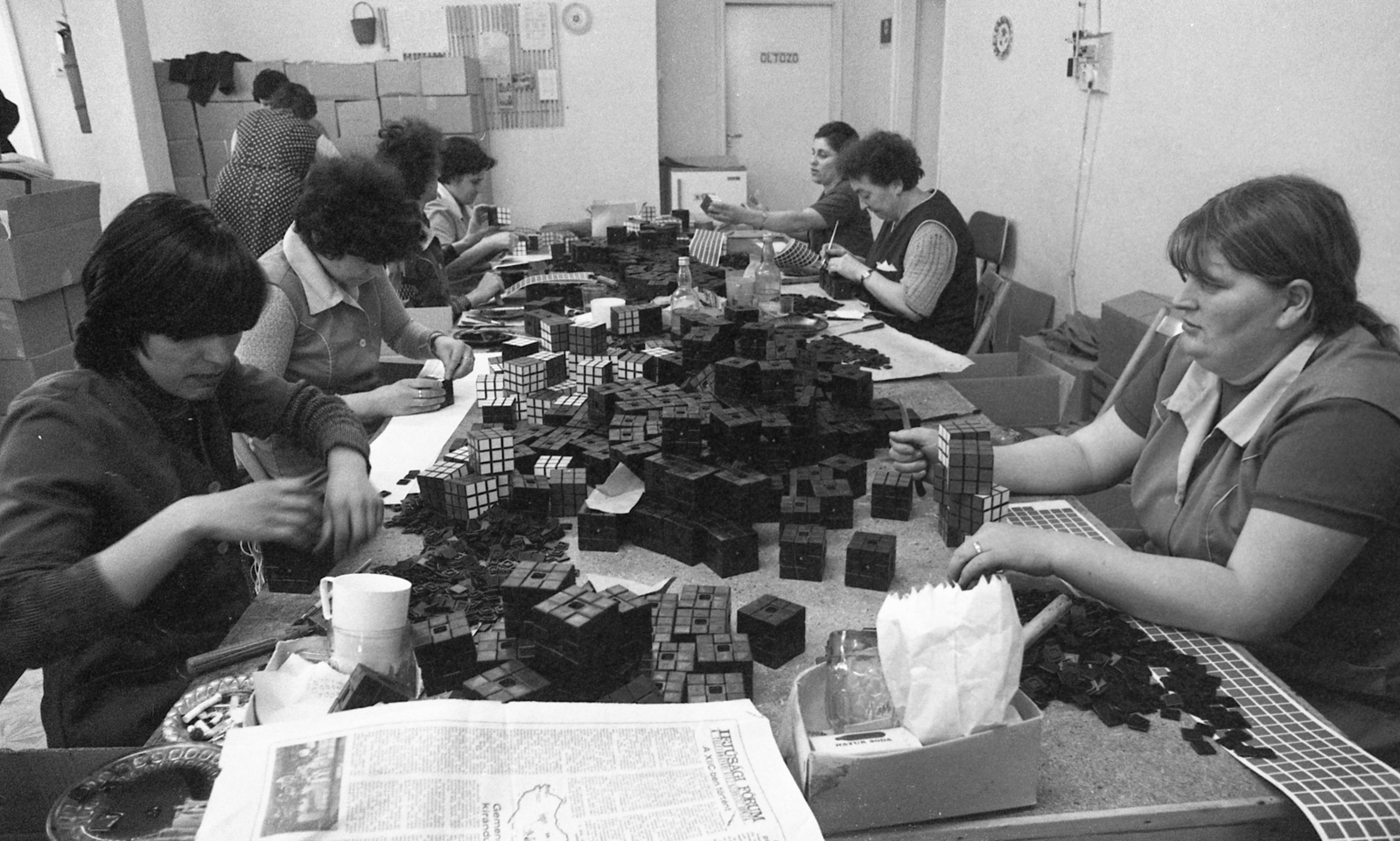 Hungary, Ecser, POLITOYS Ipari Szövetkezet, Rubik-kocka / bűvös kocka matricázása., 1981, Urbán Tamás, Rubik's Cube, Fortepan #124590