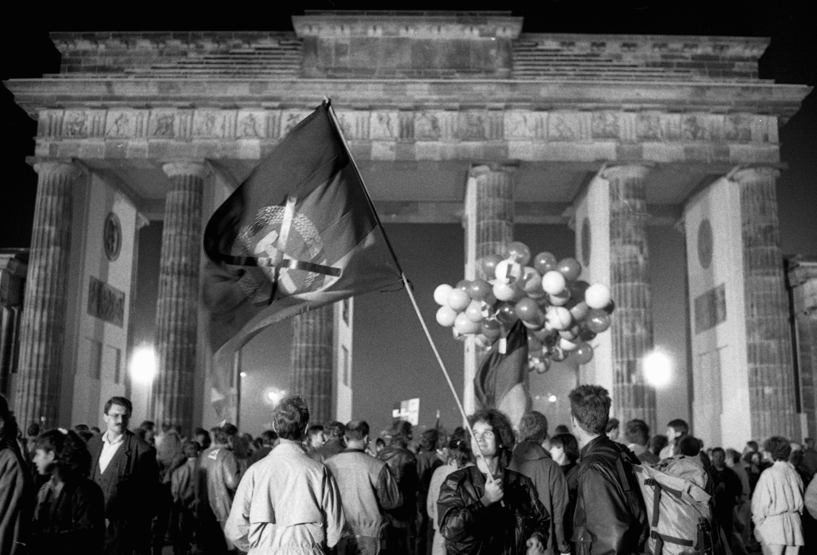Germany, Berlin, Brandenburgi kapu. Németország újraegyesítését ünneplők 1990. október 3-án., 1990, Urbán Tamás, German reunification, Fortepan #124603