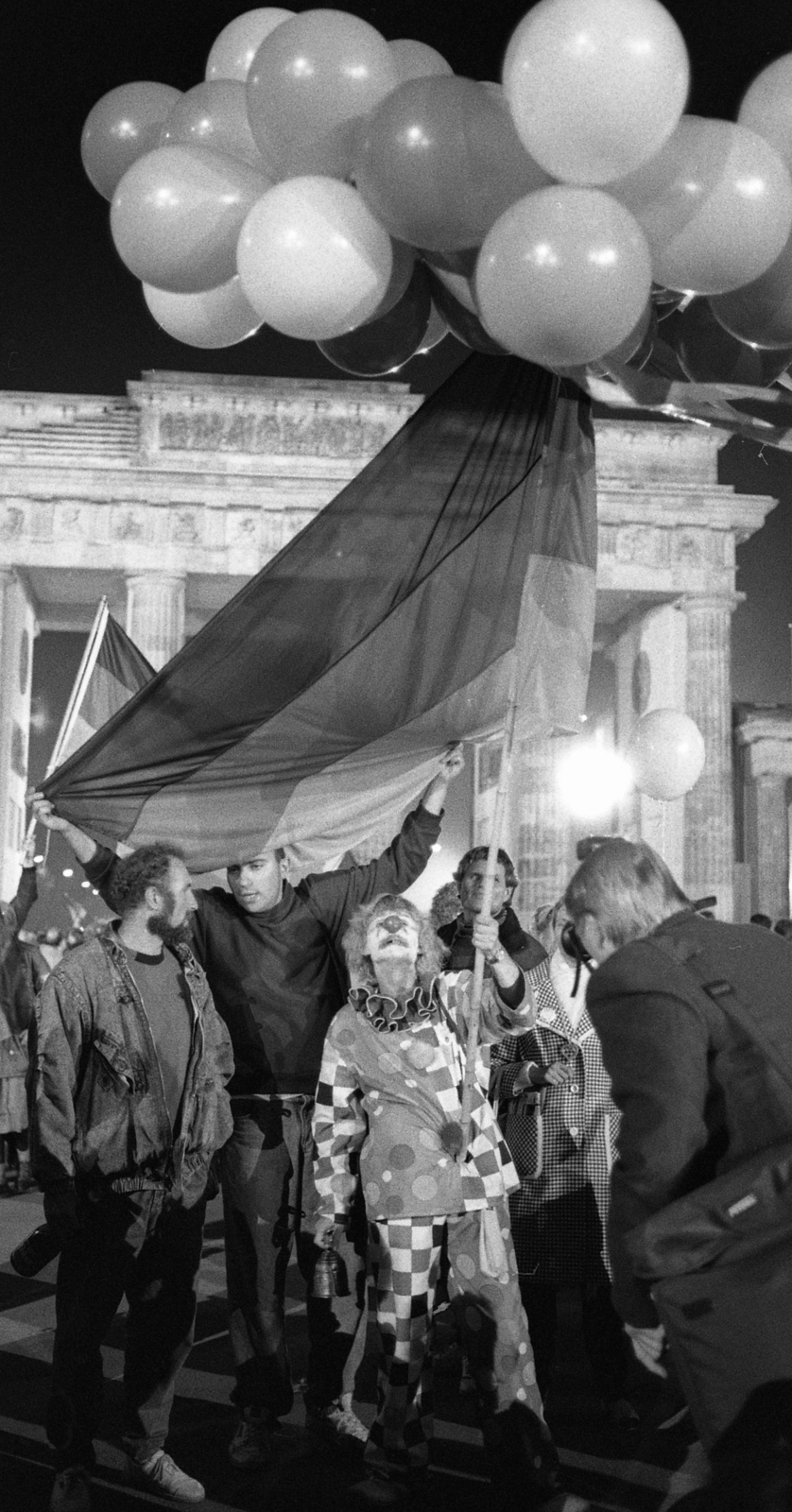Germany, Berlin, Brandenburgi kapu. Németország újraegyesítését ünneplők 1990. október 3-án., 1990, Urbán Tamás, German reunification, Fortepan #124605