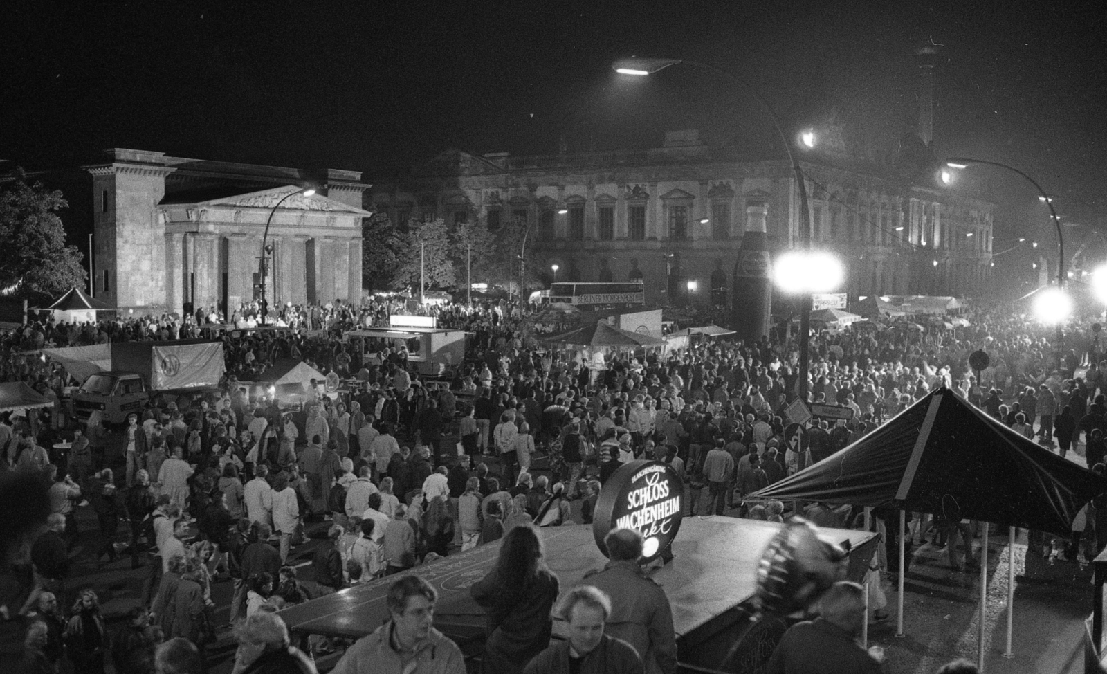 Germany, Berlin, Unter den Linden, balra a háborús áldozatok emlékműve (Neue Wache), jobbra a Német Történeti Múzeum (egykor a Zeughaus) épülete. Németország újraegyesítését ünneplők 1990. október 3-án., 1990, Urbán Tamás, German reunification, Fortepan #124606