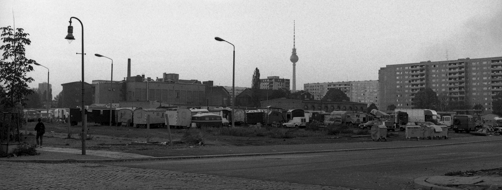 Germany, Berlin, a Leuschnerdamm és a Waldemarstrasse kereszteződése a Heinrich-Heine-Platz felé nézve, háttérben a TV torony., 1990, Urbán Tamás, caravan, container, Fortepan #124617