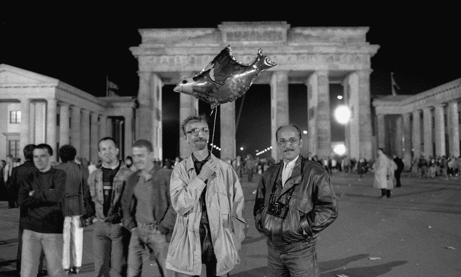 Germany, Berlin, Brandenburgi kapu. Németország újraegyesítését ünneplők 1990. október 3-án., 1990, Urbán Tamás, German reunification, Fortepan #124618