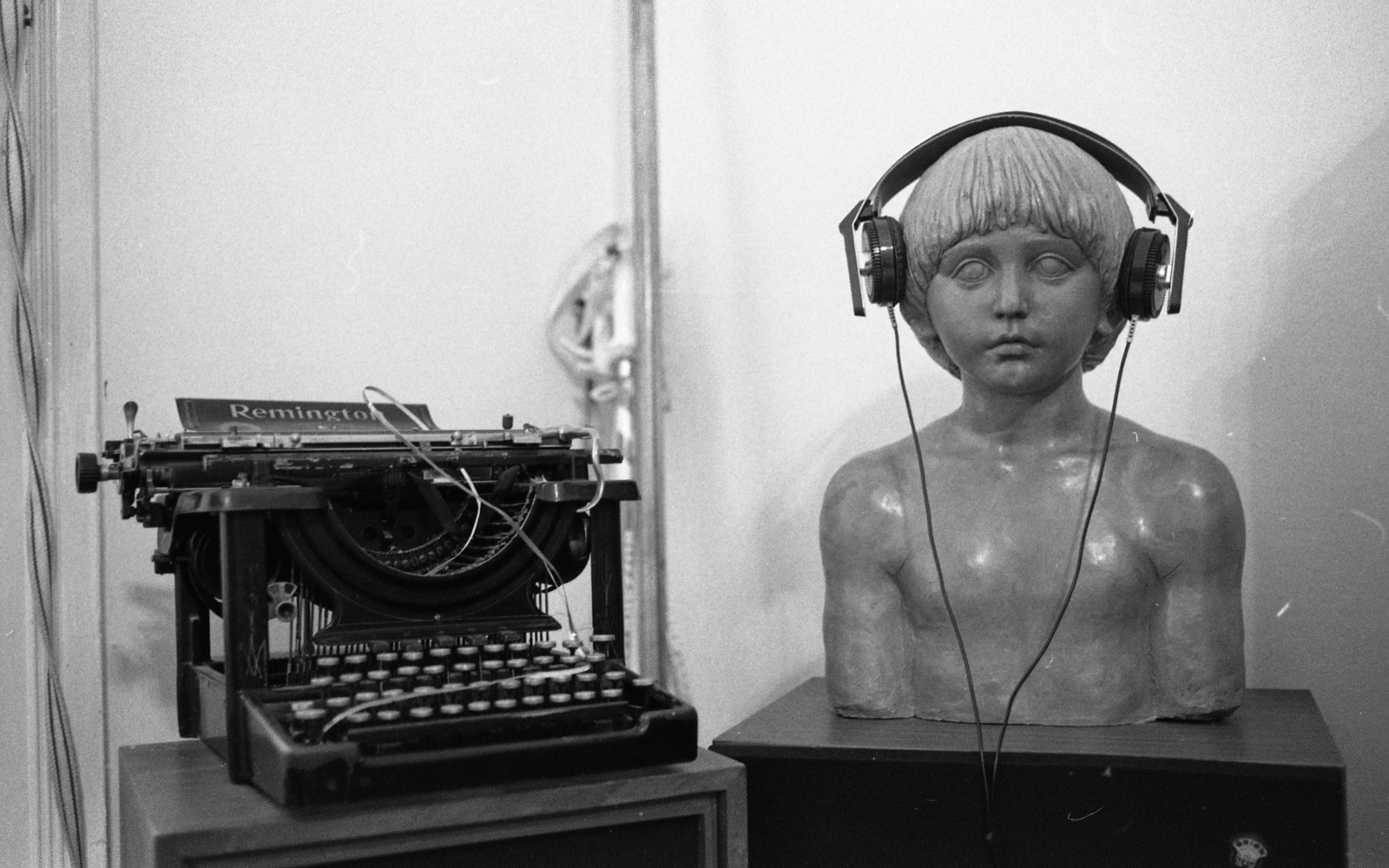 1989, Urbán Tamás, typewriter, headset, bust, modern art, Fortepan #124629