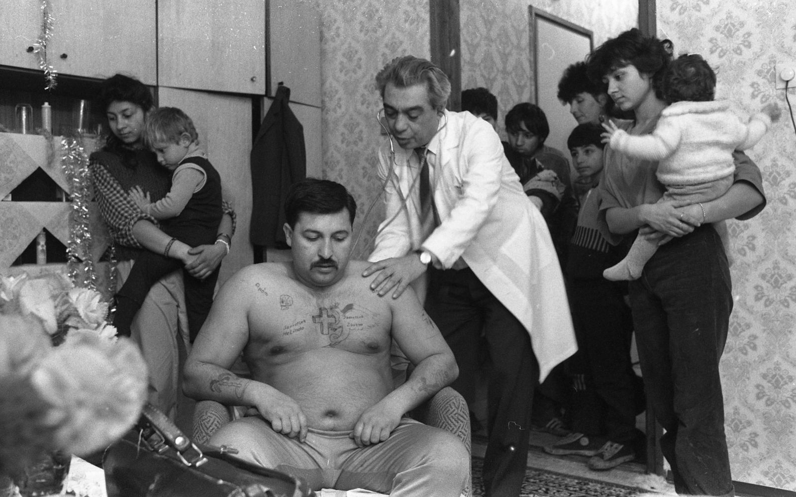Magyarország, Szeged, Kiskundorozsma, Árpa utca, cigánytelep., 1990, Urbán Tamás, cigányság, tetoválás, betegellátás, orvosi ügyelet, Best of, Fortepan #124632