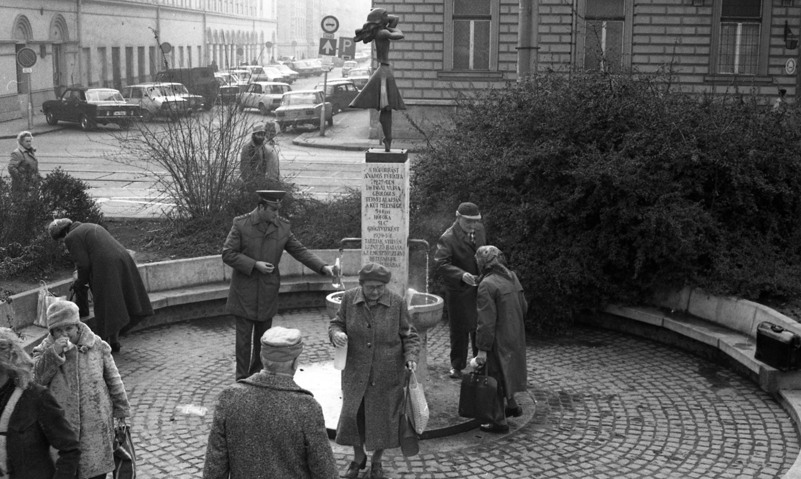 Hungary, Szeged, Tisza Lajos (Lenin) körút, Anna-kút. Szemben a Feketesas (Bajcsy-Zsilinszky) utca., 1990, Urbán Tamás, well, cobblestones, spring, Fortepan #124633