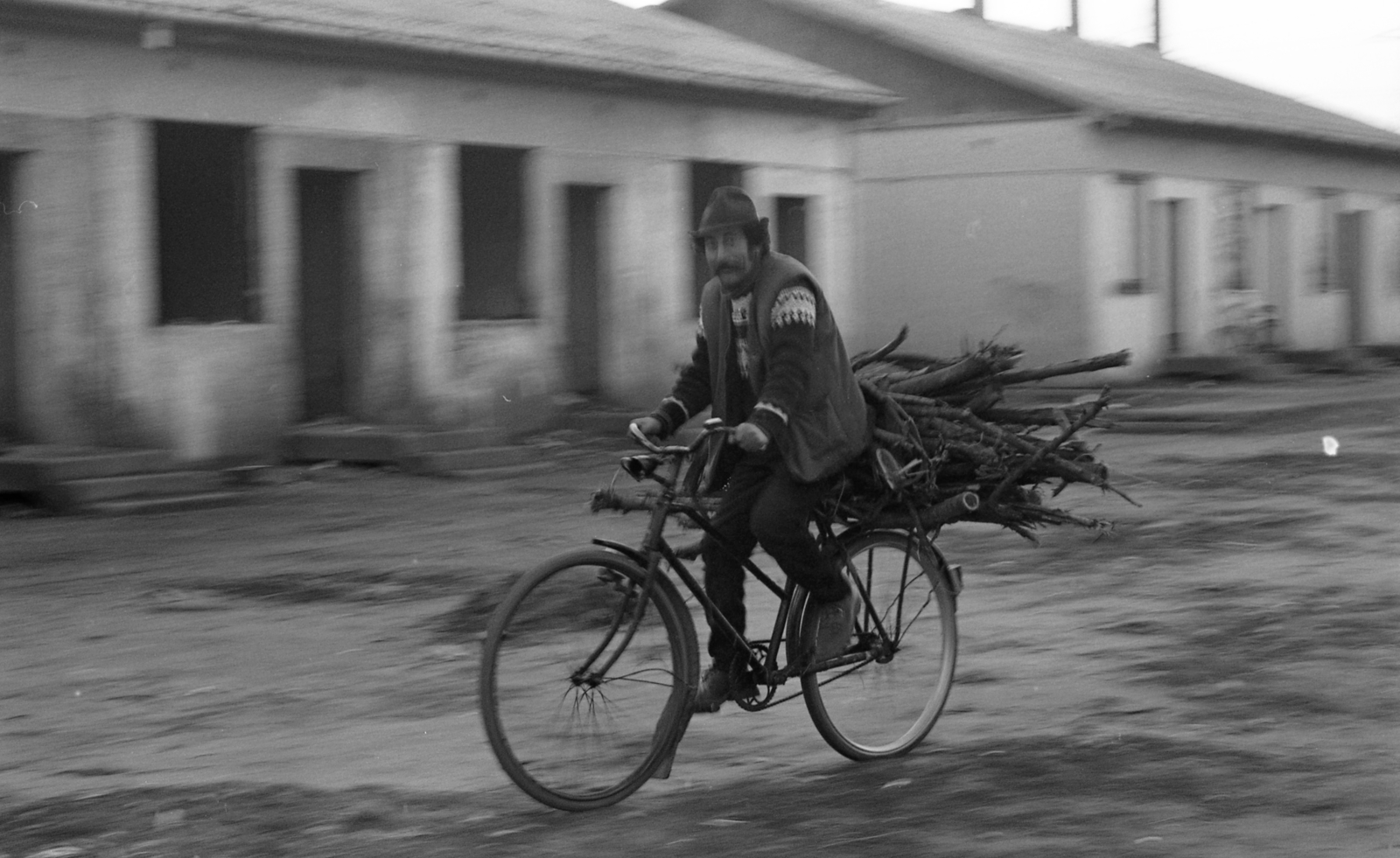 Magyarország, Szeged, Kiskundorozsma, Árpa utca, cigánytelep., 1990, Urbán Tamás, kerékpár, cigányság, Fortepan #124647