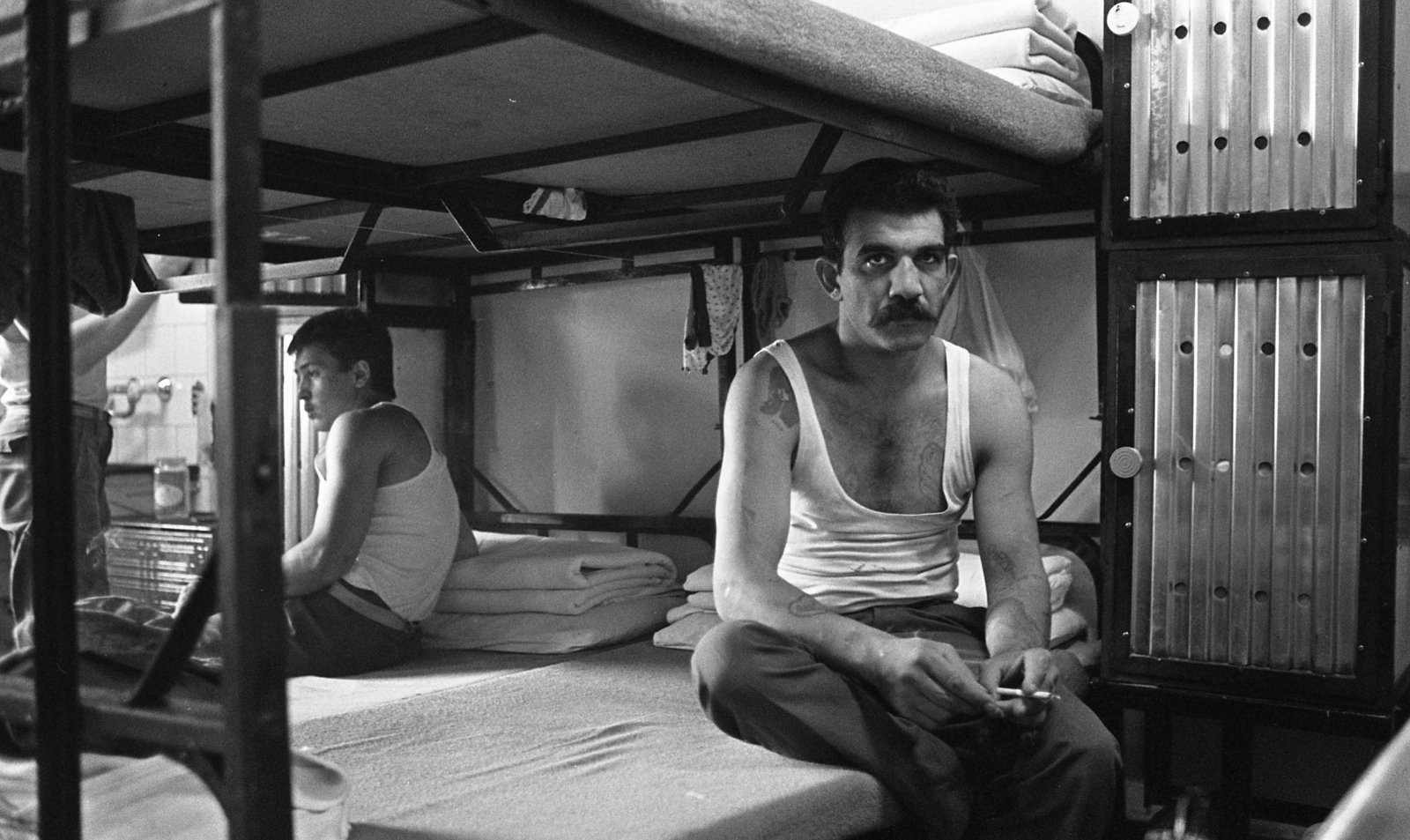 Hungary, Márianosztra, Márianosztrai Fegyház és Börtön, elitéltek a zárkában., 1987, Urbán Tamás, cigarette, smoking, tattoo, bunk bed, Fortepan #124673