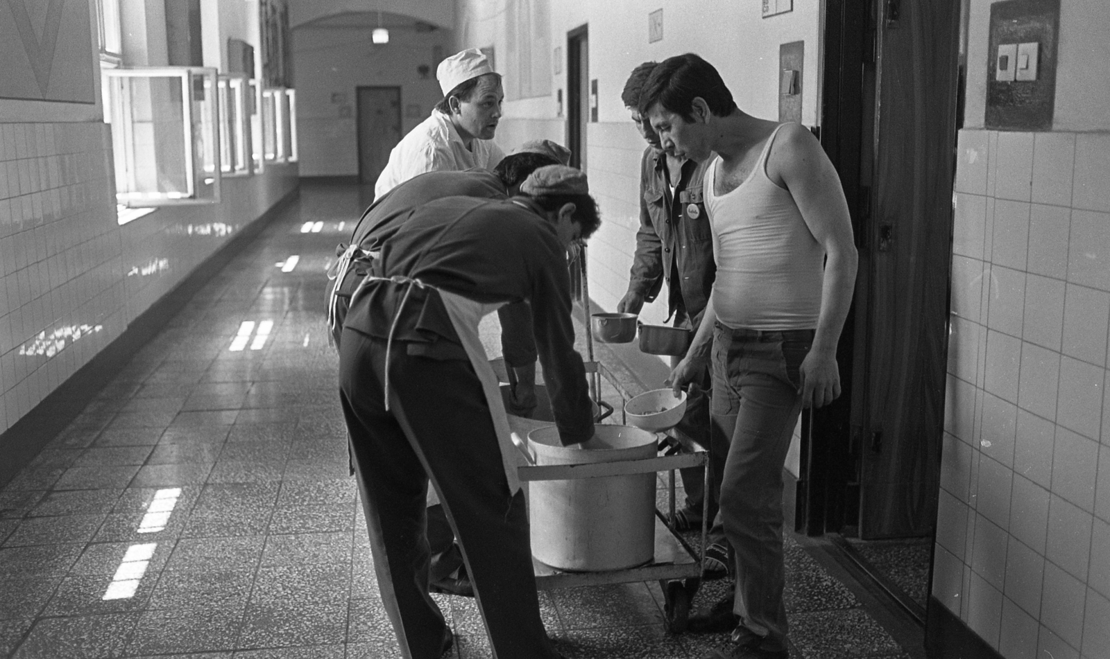 Hungary, Márianosztra, Márianosztrai Fegyház és Börtön, ételosztás., 1987, Urbán Tamás, prison, food sharing, Fortepan #124674