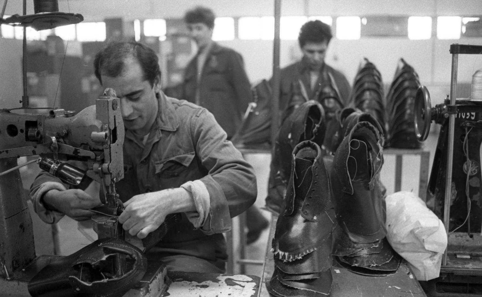 Hungary, Márianosztra, Márianosztrai Fegyház és Börtön, cipőfelsőrész varroda., 1987, Urbán Tamás, sewing, prison, Fortepan #124685