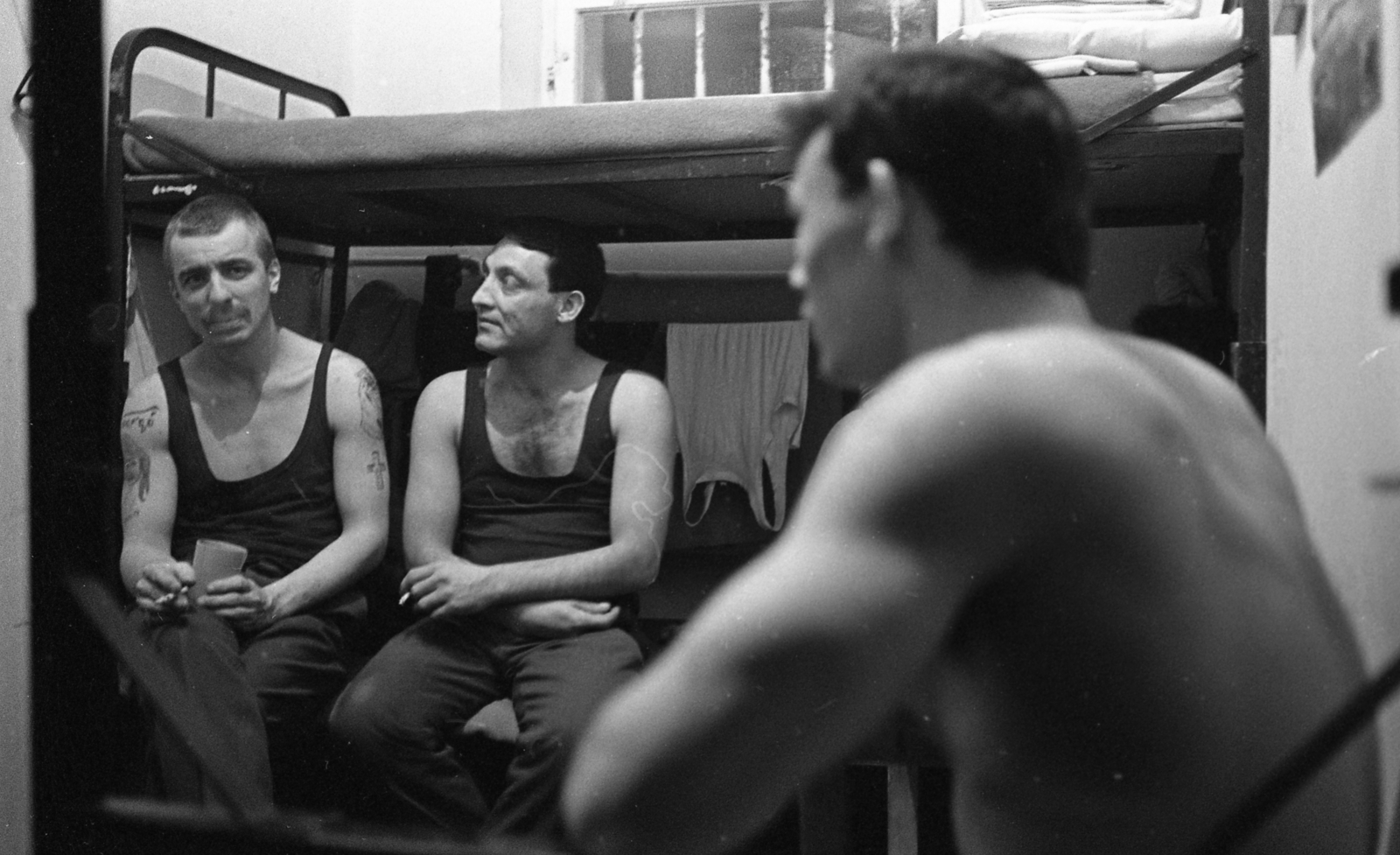 Hungary, Márianosztra, Márianosztrai Fegyház és Börtön, elitéltéltek a zárkában., 1987, Urbán Tamás, cigarette, smoking, tattoo, bunk bed, Fortepan #124690