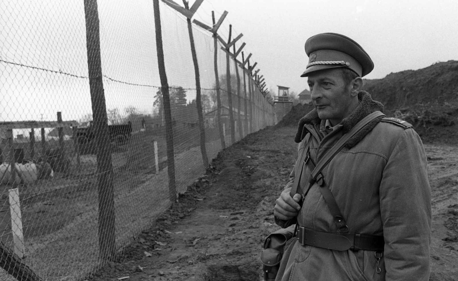 Hungary, Nagymaros, őrség és biztonsági kerítés az elitéltek külső munkahelyénél., 1987, Urbán Tamás, Fortepan #124695
