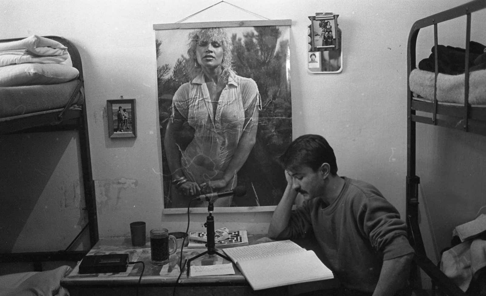 Hungary, Márianosztra, Márianosztrai Fegyház és Börtön, zárka., 1987, Urbán Tamás, poster, Ica Bíró-portrayal, Fortepan #124698