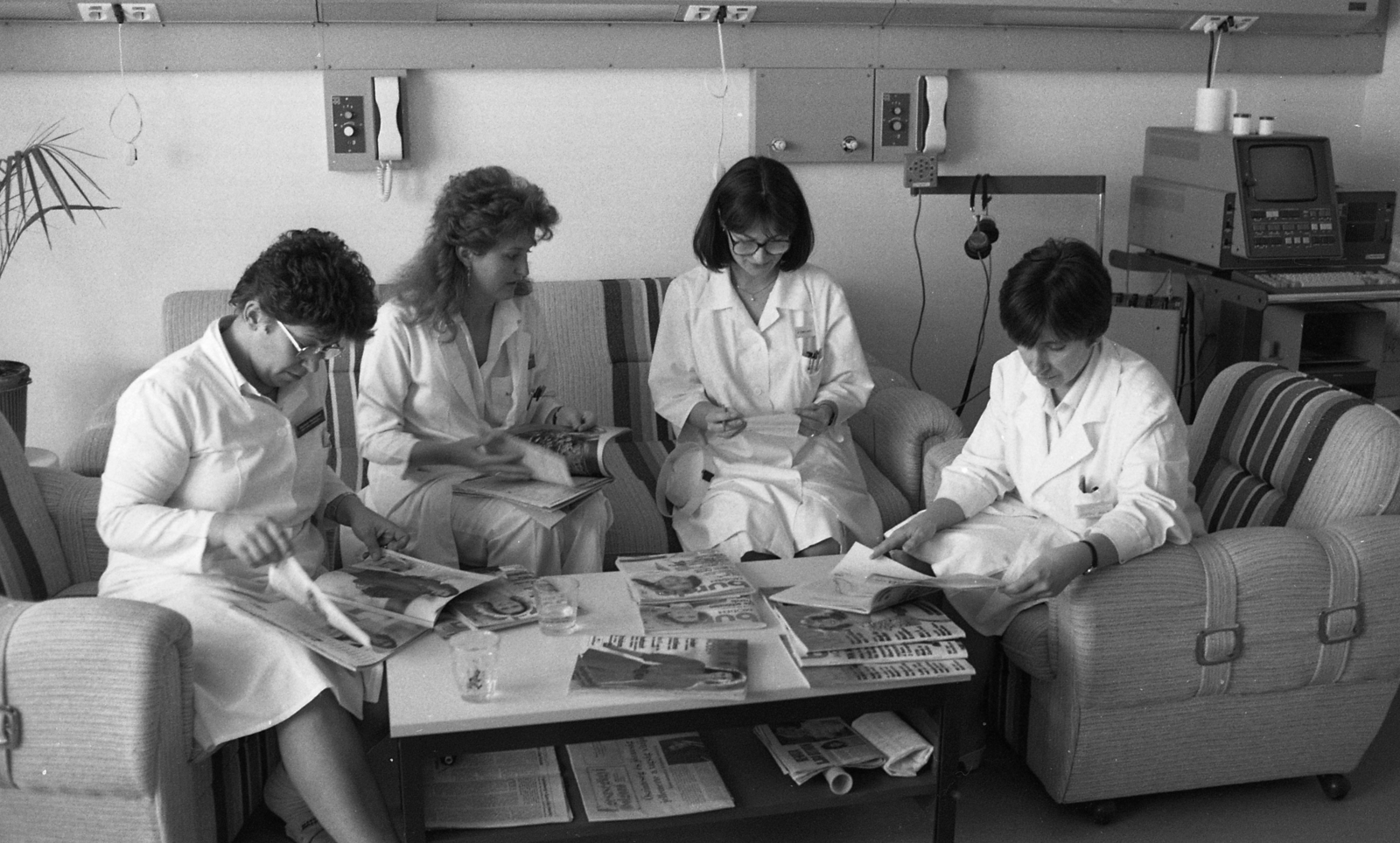Hungary, Budapest XII., János Kórház, Fül-orr-gégészeti osztály, kórteremből átalakított orvosi szoba., 1989, Urbán Tamás, medical institution, telephone, newspaper, smoking stand, Budapest, cloak, Fortepan #124715