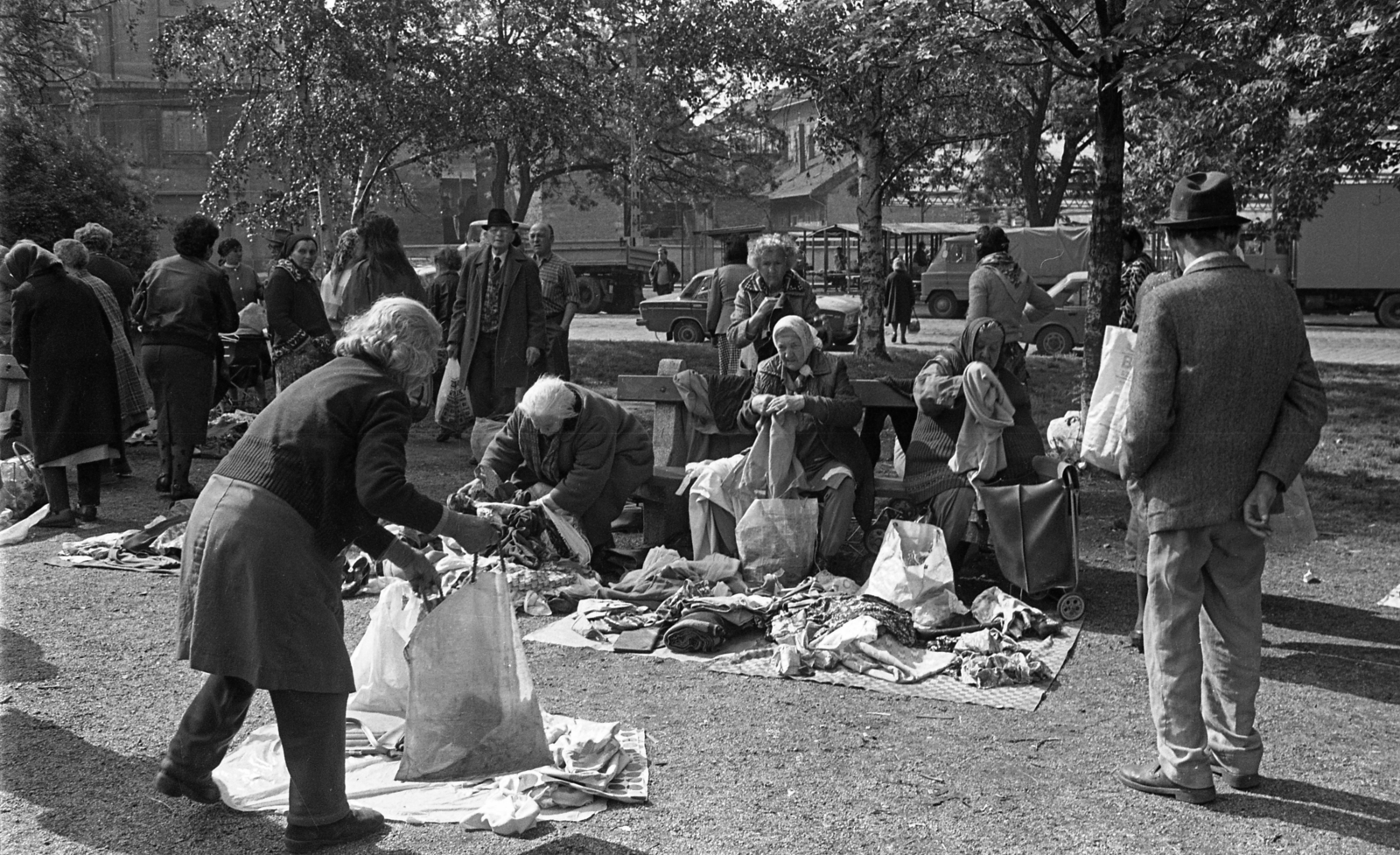 Magyarország, Budapest VIII., Teleki László tér, kirakodóvásár, háttérben a Dobozi utca sarkán álló ház látszik., 1989, Urbán Tamás, Budapest, Fortepan #124728