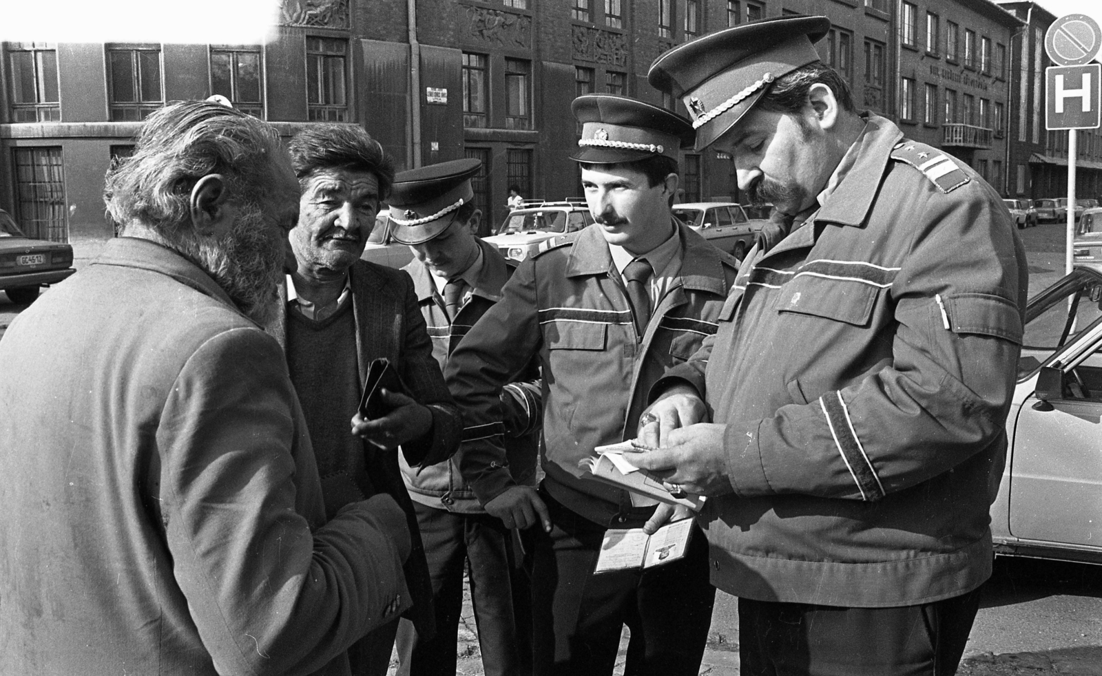 Hungary, Budapest VIII., Fiumei (Mező Imre) út, szemben a Dologház (Szántó Kovács János) utca sarkánál az OTI székház, mellette a VIII. Kerületi Tűzoltóság., 1989, Urbán Tamás, cop, moustache, identity check, Budapest, Fortepan #124730