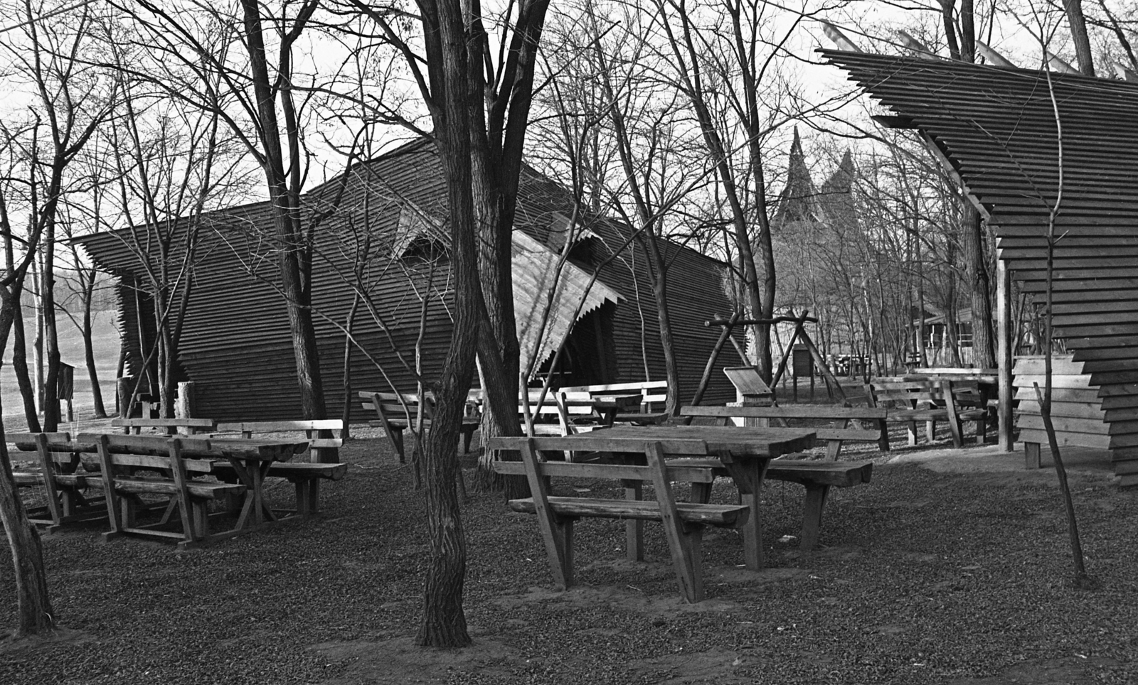 Hungary, Nagykálló, Harangod, a Téka Népművészeti Tábor étkezőépülete., 1989, Urbán Tamás, bench, wooden structure, Dezső Ekler-design, Fortepan #124734