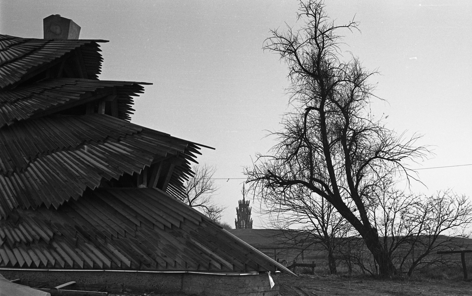 Hungary, Nagykálló, Harangod, balra a Téka Népművészeti Tábor fürdőépülete, háttérben a kilátó., 1989, Urbán Tamás, wooden structure, Dezső Ekler-design, Fortepan #124736