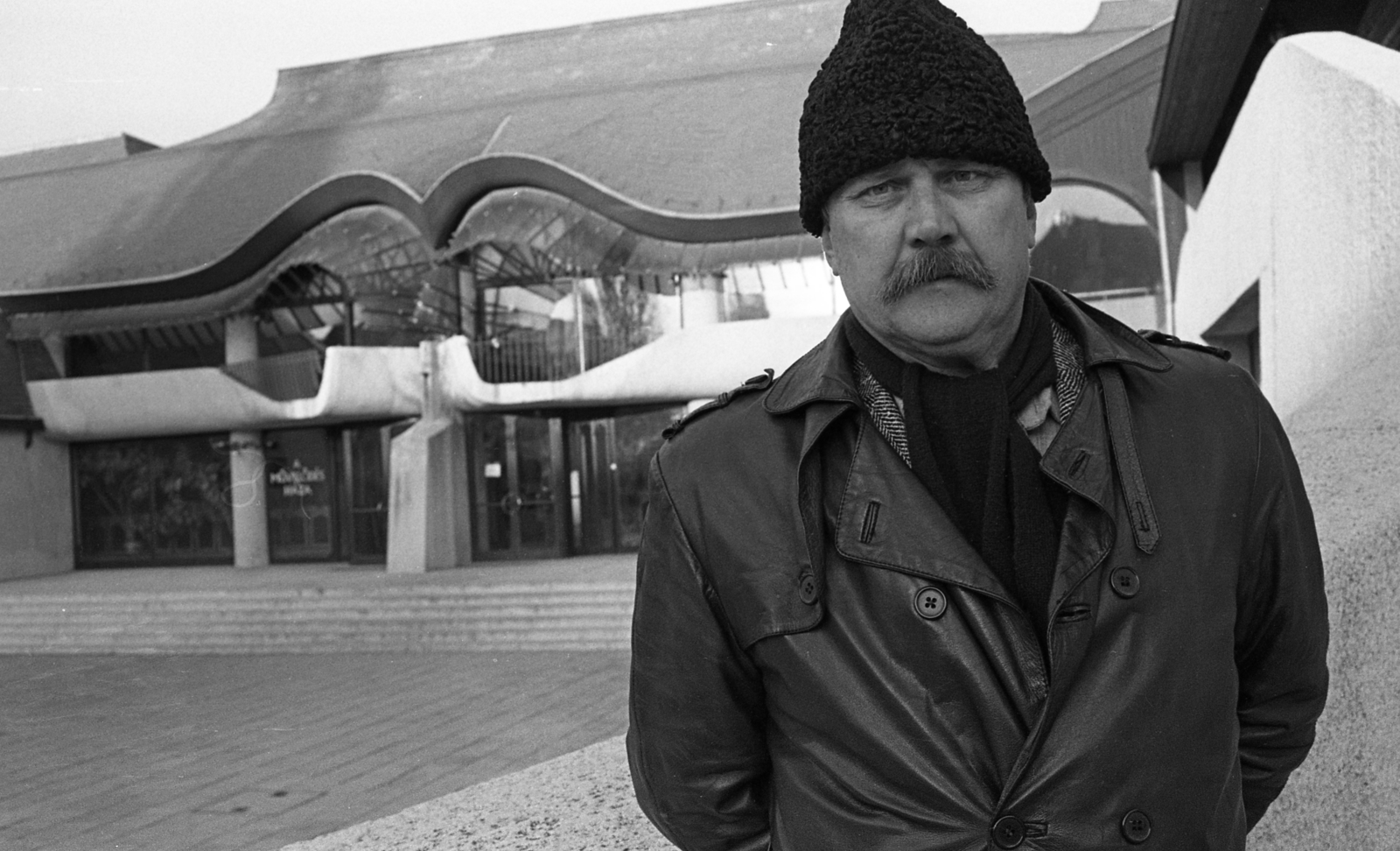 Hungary, Sárospatak, Eötvös út 6., A Művelődés Háza és Könyvtára. Makovecz Imre, későbbi Kossuth-díjas építész, az épület tervezője., 1989, Urbán Tamás, portrait, public building, Makovecz Imre-design, celebrity, Fortepan #124740