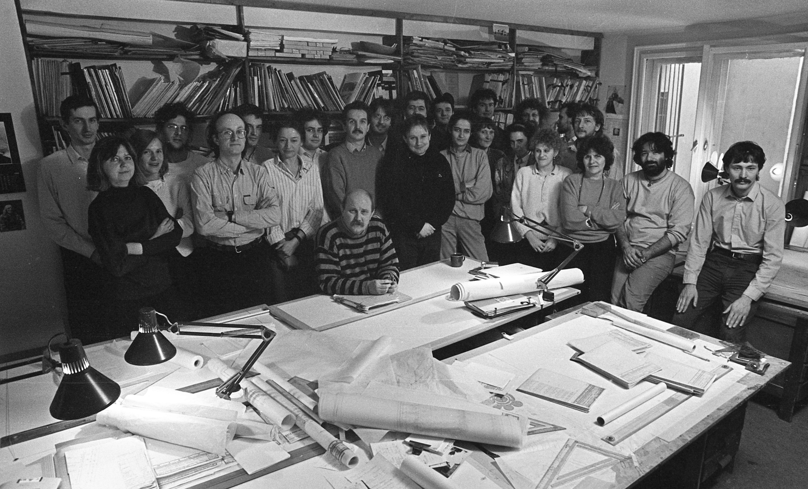 Hungary, Budapest, a Makona Tervező Kisszövetkezet munkatársai, középen Makovecz Imre, későbbi Kossuth-díjas építész., 1989, Urbán Tamás, tableau, technical drawing, Makovecz Imre-design, table lamps, celebrity, Fortepan #124743