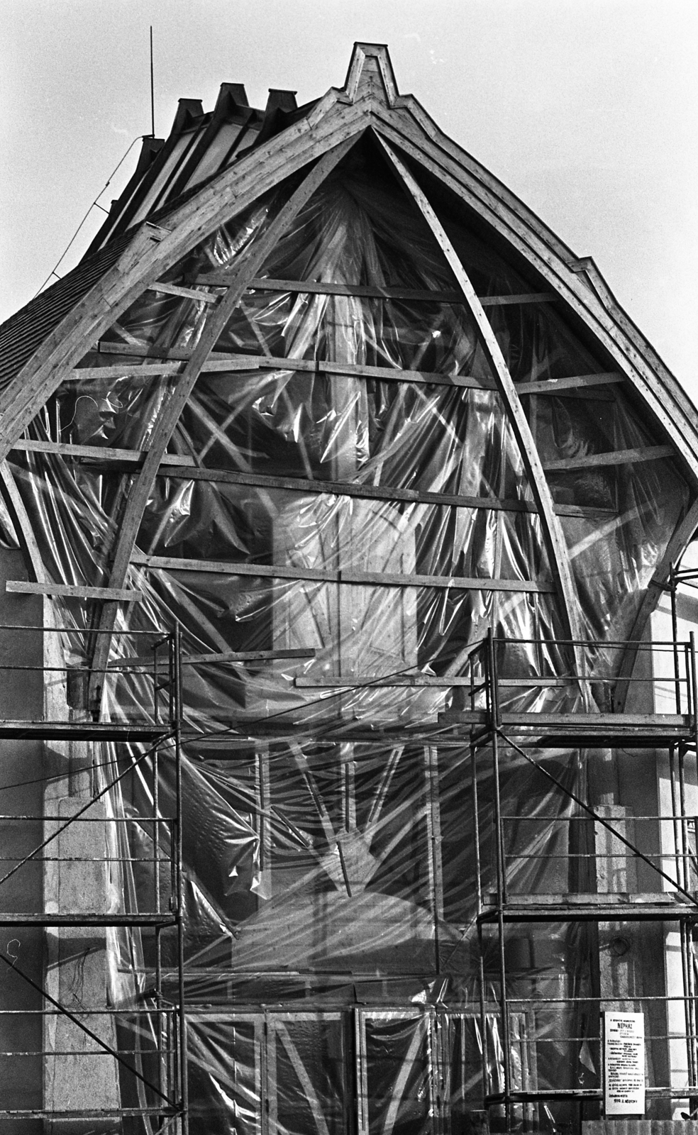 Hungary, Szerencs, a Népház építésekor., 1989, Urbán Tamás, construction, scaffolding, Fortepan #124754