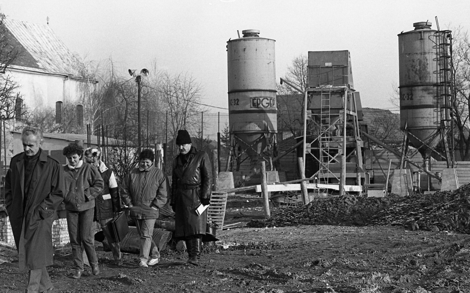 Magyarország, Sárospatak, Arany János út 3-7., az Árpád Vezér Gimnázium és Kollégium építkezése. Jobbra Makovecz Imre, későbbi Kossuth-díjas építész, az épület tervezője., 1989, Urbán Tamás, építkezés, híres ember, Fortepan #124767