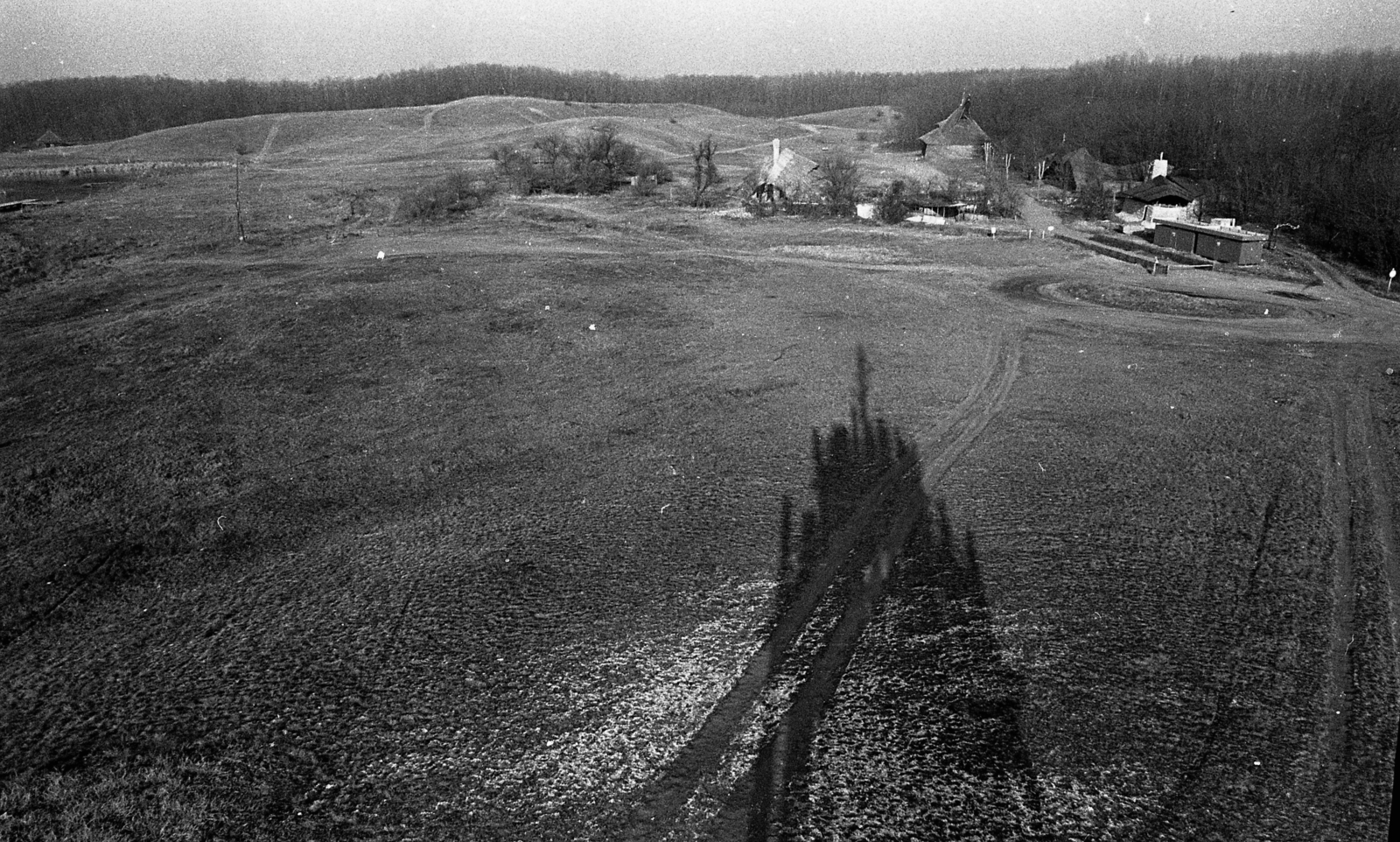 Hungary, Nagykálló, Harangod, Kilátó-domb, a Téka Népművészeti Tábor faépületei a kilátóból nézve, középen a Tánccsűr., 1989, Urbán Tamás, shadow, Fortepan #124771