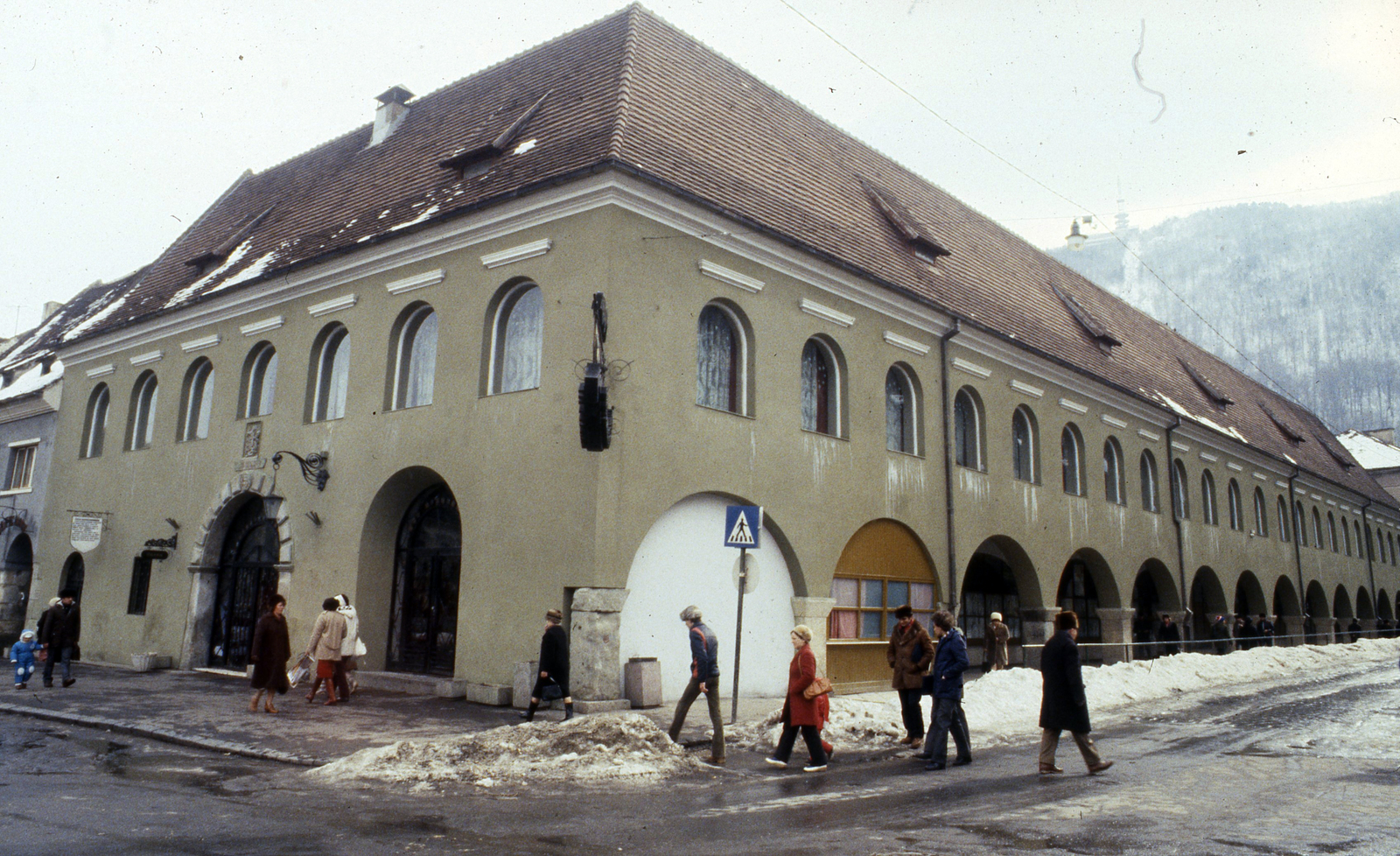 Romania,Transylvania, Brașov, Fő tér (ekkor Piața 23 August, ma Tanács tér, Piața Sfatului), jobbra a Hirscher utca (Strada Apollonia Hirscher), háttérben a Cenk hegy, 1988, Urbán Tamás, colorful, Fortepan #124784