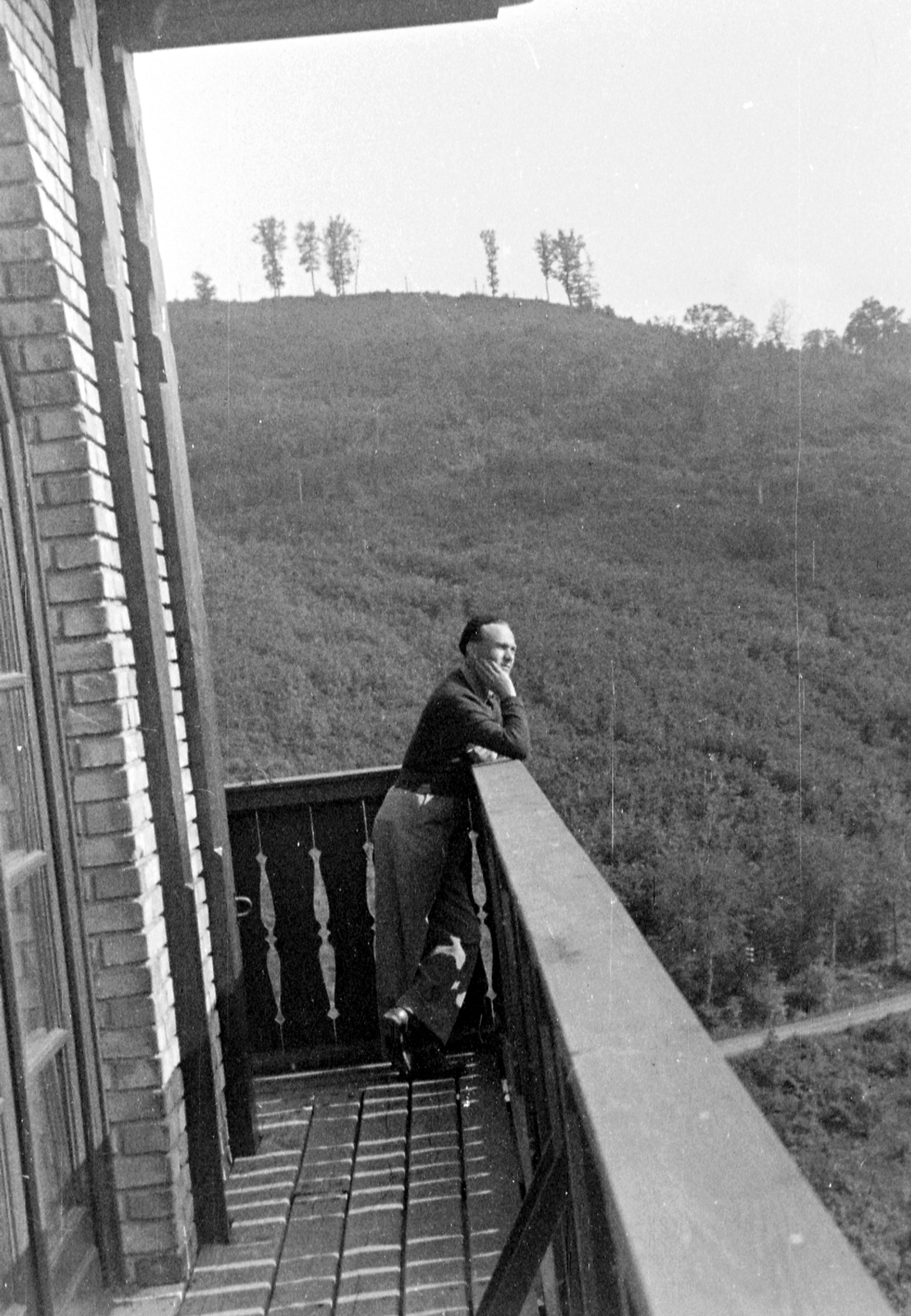 Hungary, Mátraháza, kilátás a Honvéd tiszti üdülő tornyából., 1952, Szent-tamási Mihály, man, prop up on elbows, balcony, Fortepan #12481